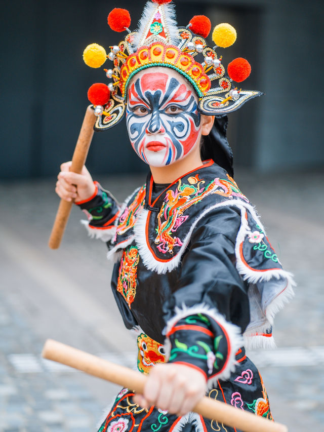 尖東星光大道一連9日，熱鬧狂歡🎉「龍舟嘉年華」  今年端午節相當好氣氛，尖東星光大道相當熱鬧，香港旅遊發展局喺尖東打造1連9日「龍舟嘉年華」，橫跨兩個週末，喺尖東以「龍舟美食街」打響頭炮，各式美食、