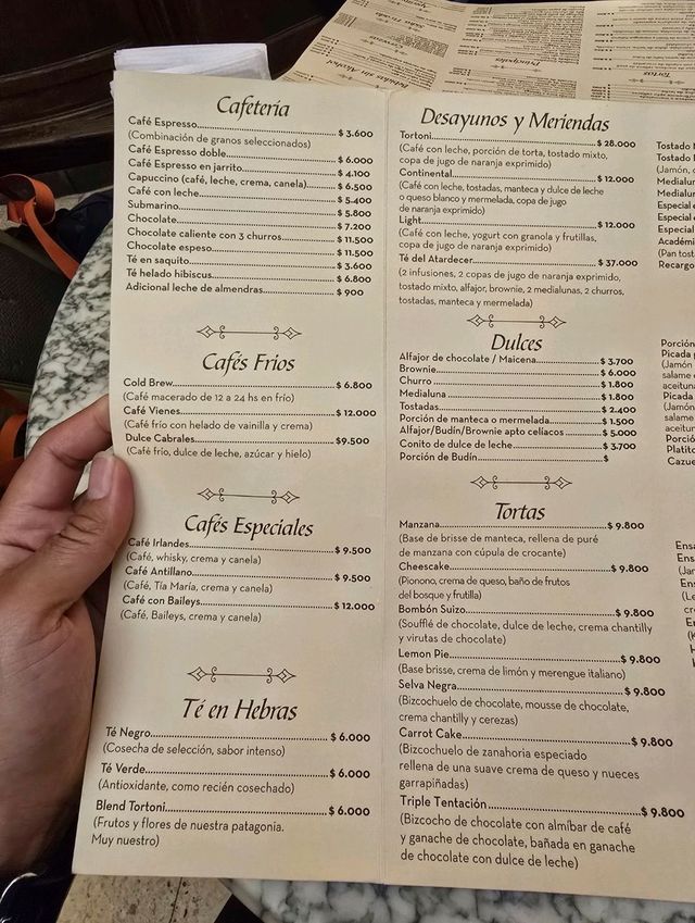 부에노스아이레스의 전통있는 감성카페 Café Tortoni