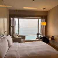 萬麗海景酒店-房間設計精緻，落地窗可以俯瞰壯麗香港海景