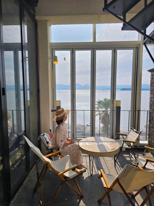 통창밖 반짝이는 윤슬과 노을로 힐링하는 강진카페💛