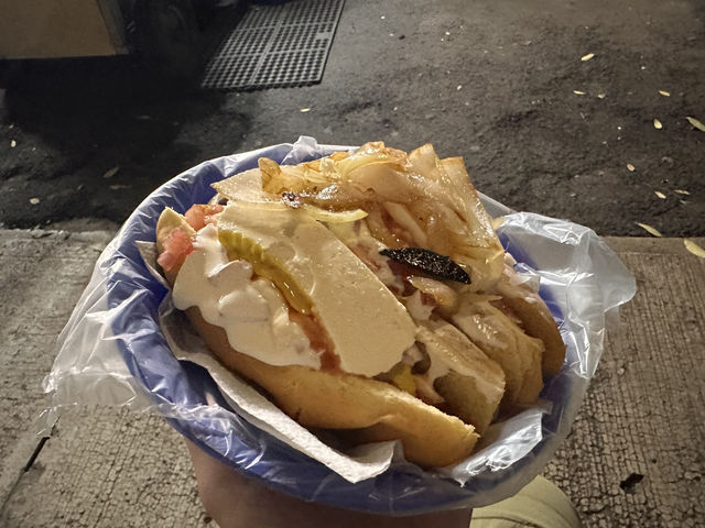 【Hot Dogs El Chino｜深夜に食べる、チーズたっぷり“全部のせ”ホットドッグ🌭】