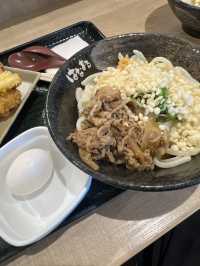 🍜機場裡的平價飽足感！那霸空港「はなまるうどん」烏龍麵與炸物自由搭配超滿足