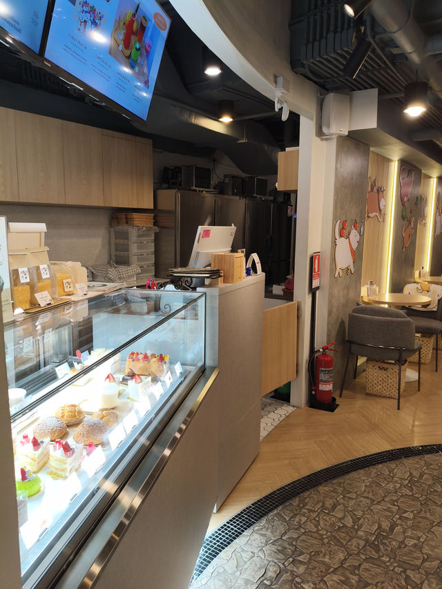曼谷｜被店門口的狗狗吸引進去，卻意外發現一家日式甜點小宇宙，溫柔可愛到不想離開！