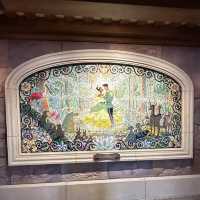 【上海】 上海ディズニーランド お城の中の壁画と不思議の国のアリス迷路
