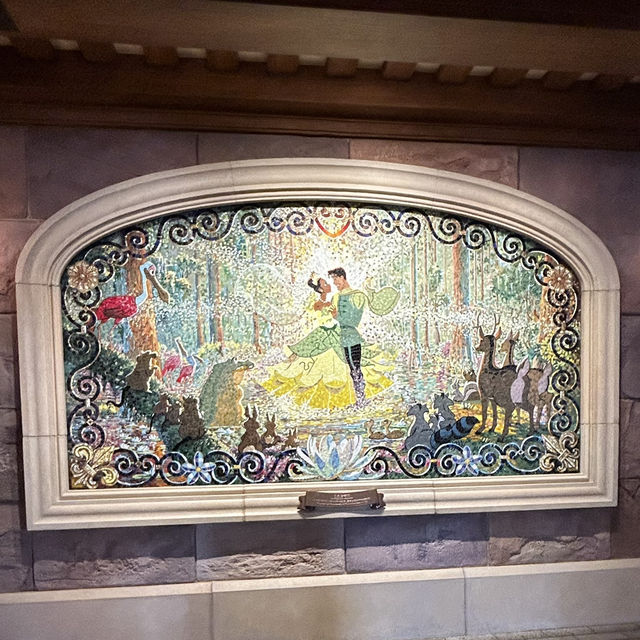 【上海】 上海ディズニーランド お城の中の壁画と不思議の国のアリス迷路