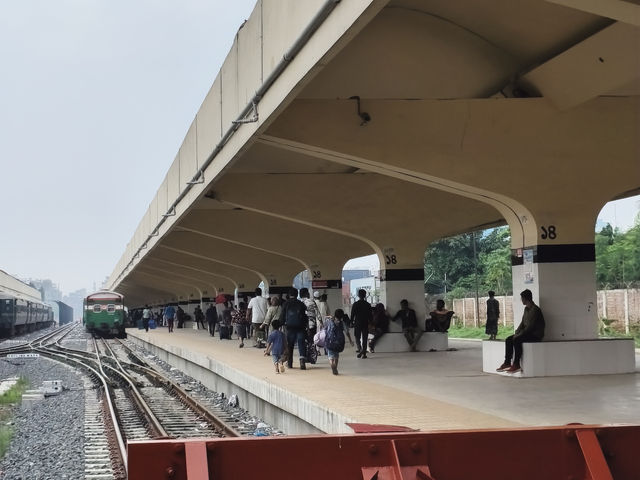 孟加拉｜5分鐘內成為全場焦點 意外在火車站收穫滿滿陌生人的笑容與問候 超真誠的火車站初體驗讓我徹底改觀孟加拉