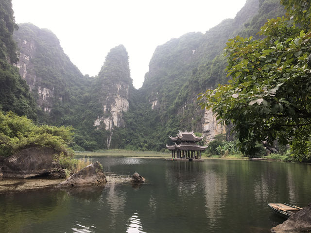 🚣‍♀️✨ Tranquility in Trang An – A Scenic River Rafting Experience in Vietnam