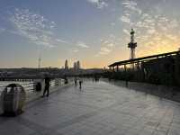 【Baku Promenade 夕暮れ／バクー海岸散歩｜カスピ海と炎の塔が織りなす“黄金の散策劇場”】