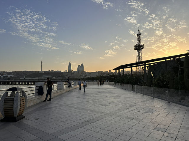 【Baku Promenade 夕暮れ／バクー海岸散歩｜カスピ海と炎の塔が織りなす“黄金の散策劇場”】