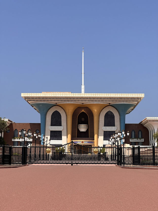 【Al Alam Palace／アル・アラム宮殿｜マスカット“青と金が輝く王の儀式の舞台”】