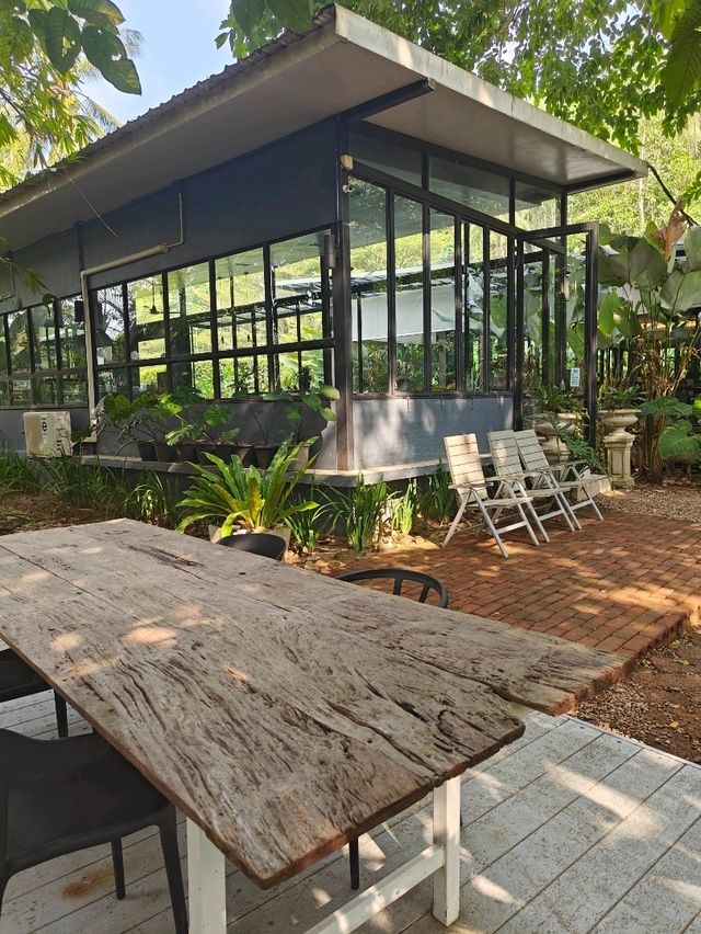 The Hidden Resort & Restaurant รีสอร์ทลับในป่า