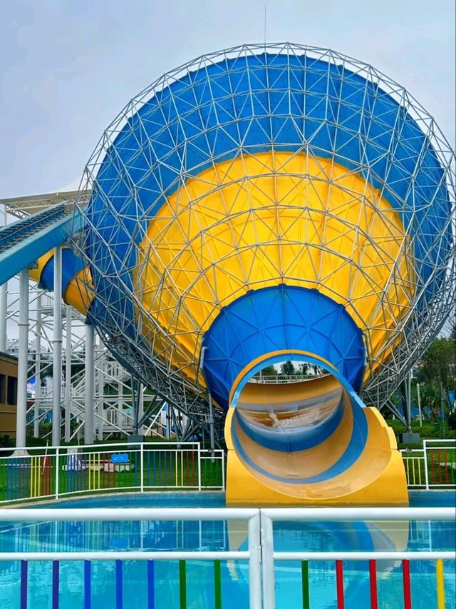 🌊🎡 Zhonghai Water Park, Hong Kong – A Hidden Aquatic Escape! 🏖️🌈