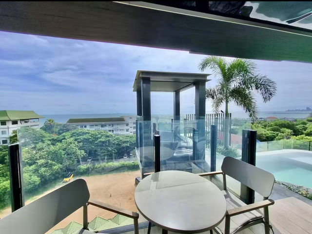 Cross Vibe Pattaya Seaphere โรงแรมสวยพัทยา 
