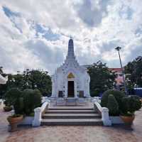 สักการะองค์พระหลักเมืองปทุมธานี