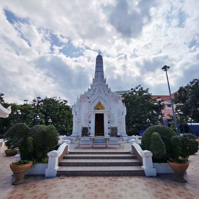 สักการะองค์พระหลักเมืองปทุมธานี