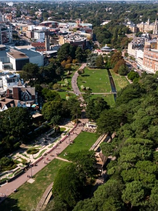 Beautiful park, Has lower and high parks and can takes you Bournemouth Beach, the pier, cafes, and amusements