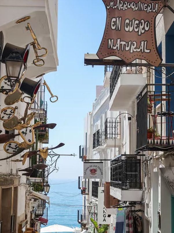 🇪🇸 Peñíscola — Spain’s Secret White Cliffside Town You’ll Instantly Fall in Love With 💙