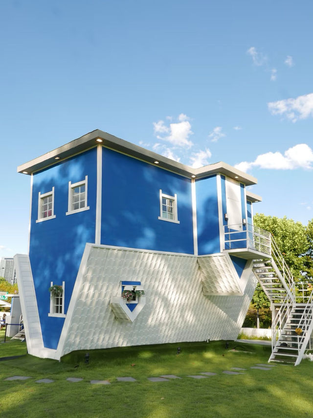 🎡 Seoul’s Upside-Down Wonderland – A Fun Escape in Seongsu! 🏠