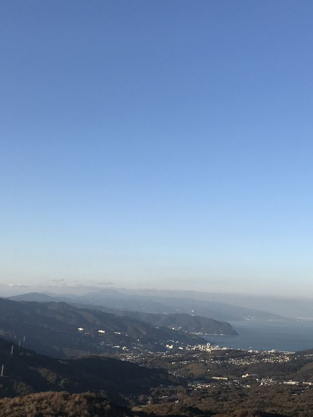 【静岡県　伊東市　富士山を望む大室山リフトとお鉢周り】