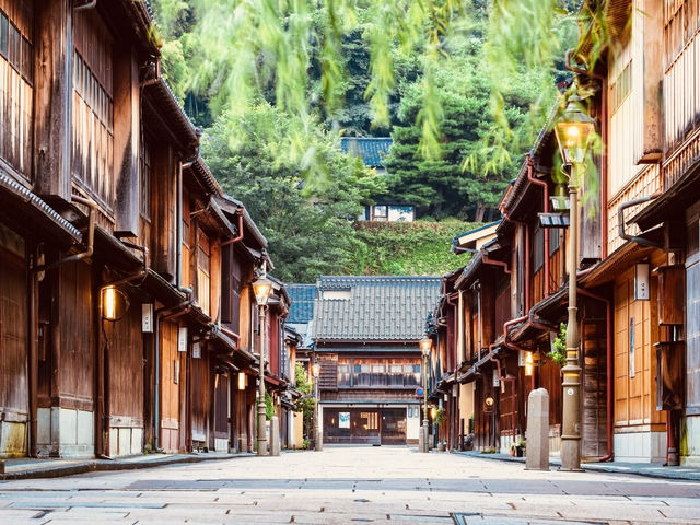Solo Traveler's Guide to Ishikawa Prefecture: Japan's Cultural Treasure Box** 🎎🏔️