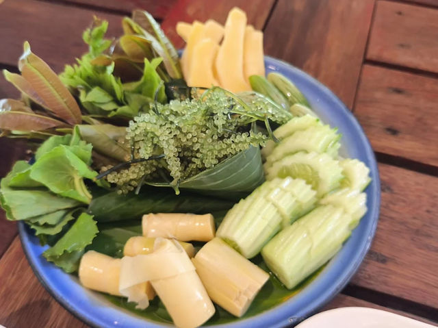 🌿✨ “เรือนไม้ กระบี่” — อาหารใต้รสมือแม่ 
