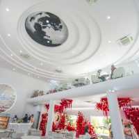   คาเฟ่างแสนกับธีม The Red Flower ตกแต่งด้วยดอกไม้