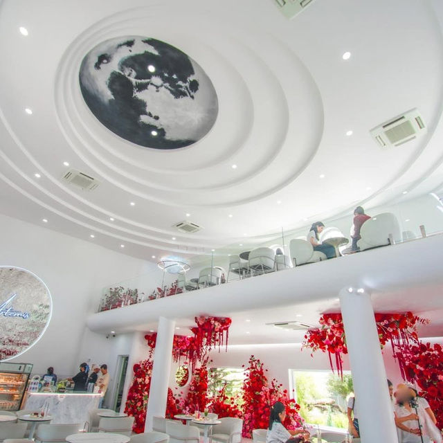   คาเฟ่างแสนกับธีม The Red Flower ตกแต่งด้วยดอกไม้