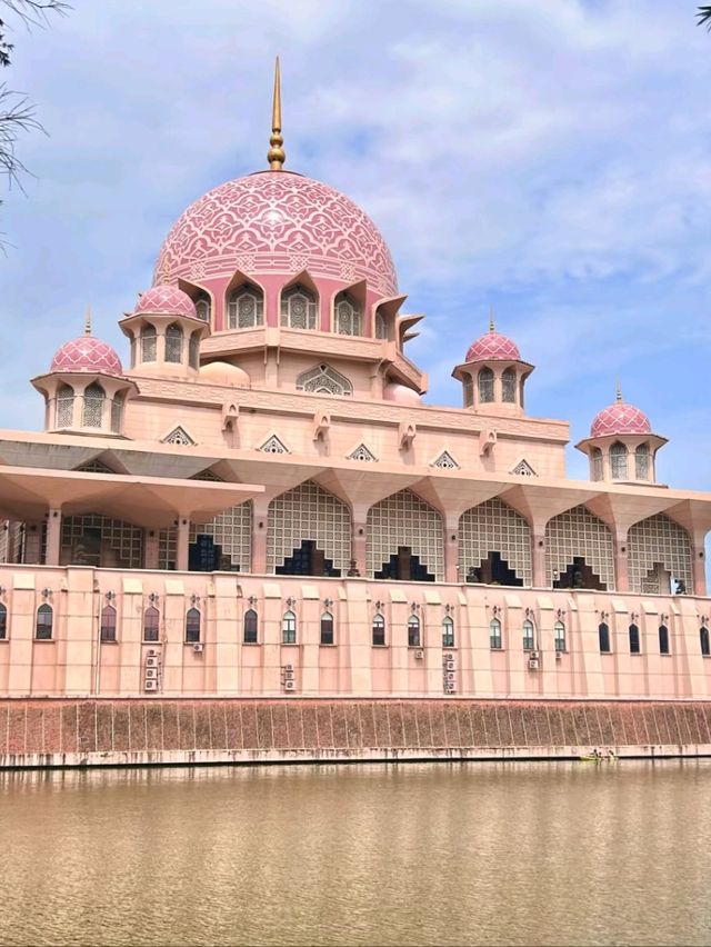 Putra Mosque Malaysia – The Pink Icon of Putrajaya