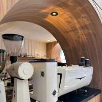 คาเฟ่เปิดใหม่ มีแลนด์มาร์คเดินบันไดวน - Morestto