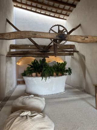 A super-sized Spanish hotel, from parking to accommodations🥳