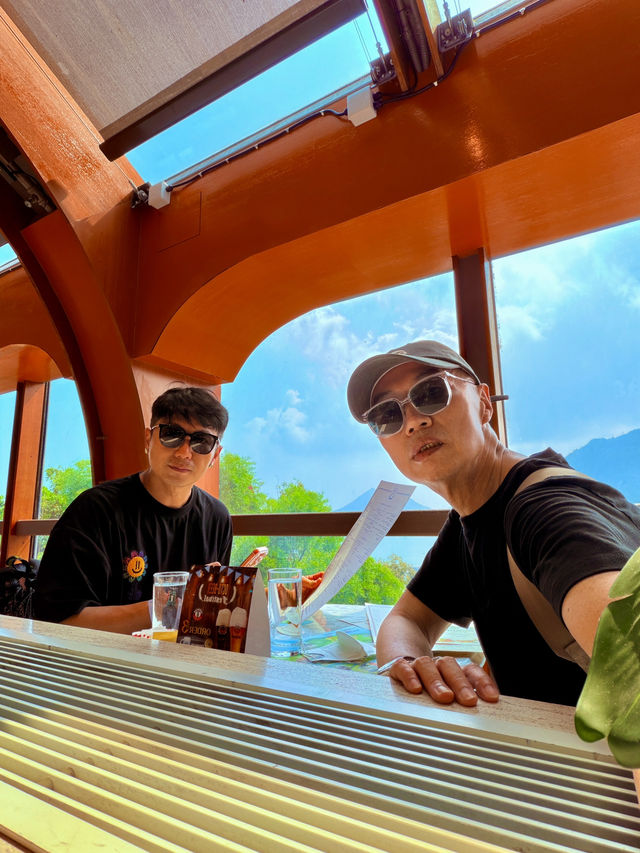 山丘上「大自然與文物」結合的玻璃屋餐廳