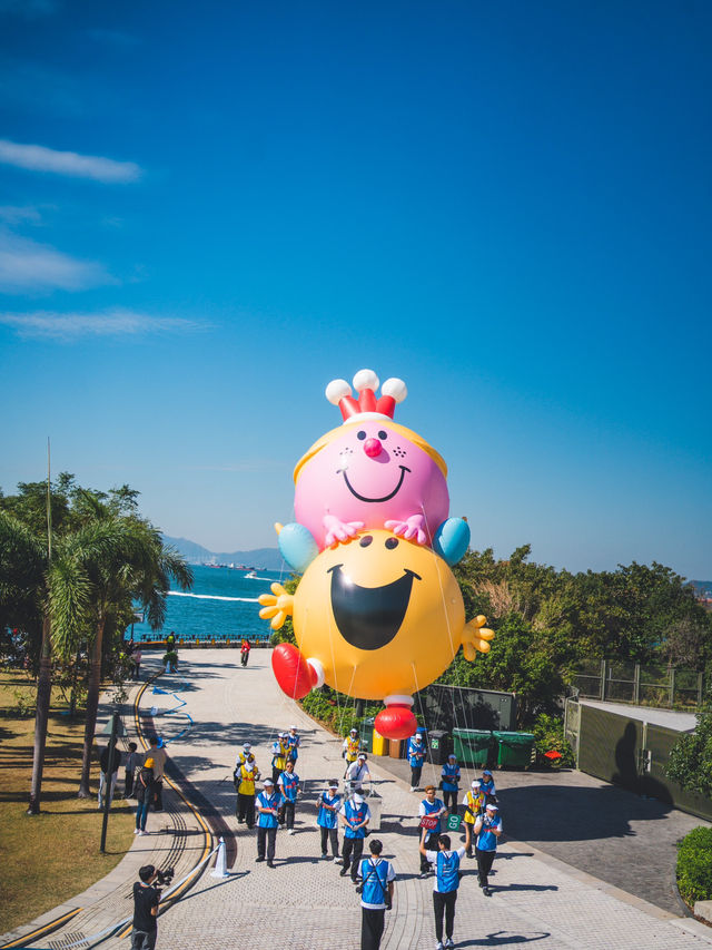 好得意呀！20個人氣角色空降西九🎈全港首個IP氣球巡遊！  今次安排得好順利，每隻IP公仔都有15個人係下面保持公仔平衡，就算有風都可以適時調節方向高低！有興趣嘅朋友起得Mark定12月28日嚟西九