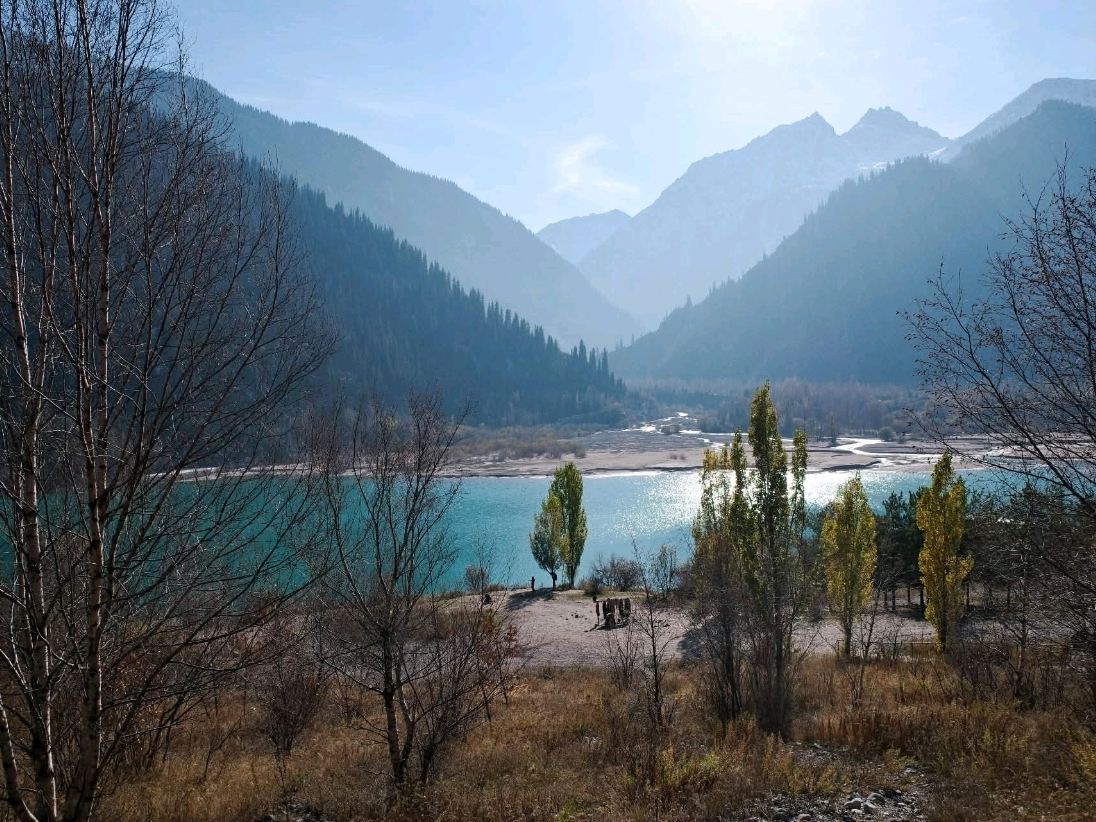 カザフスタンの山々に囲まれた静かな湖、Lake Issyk | Trip.com