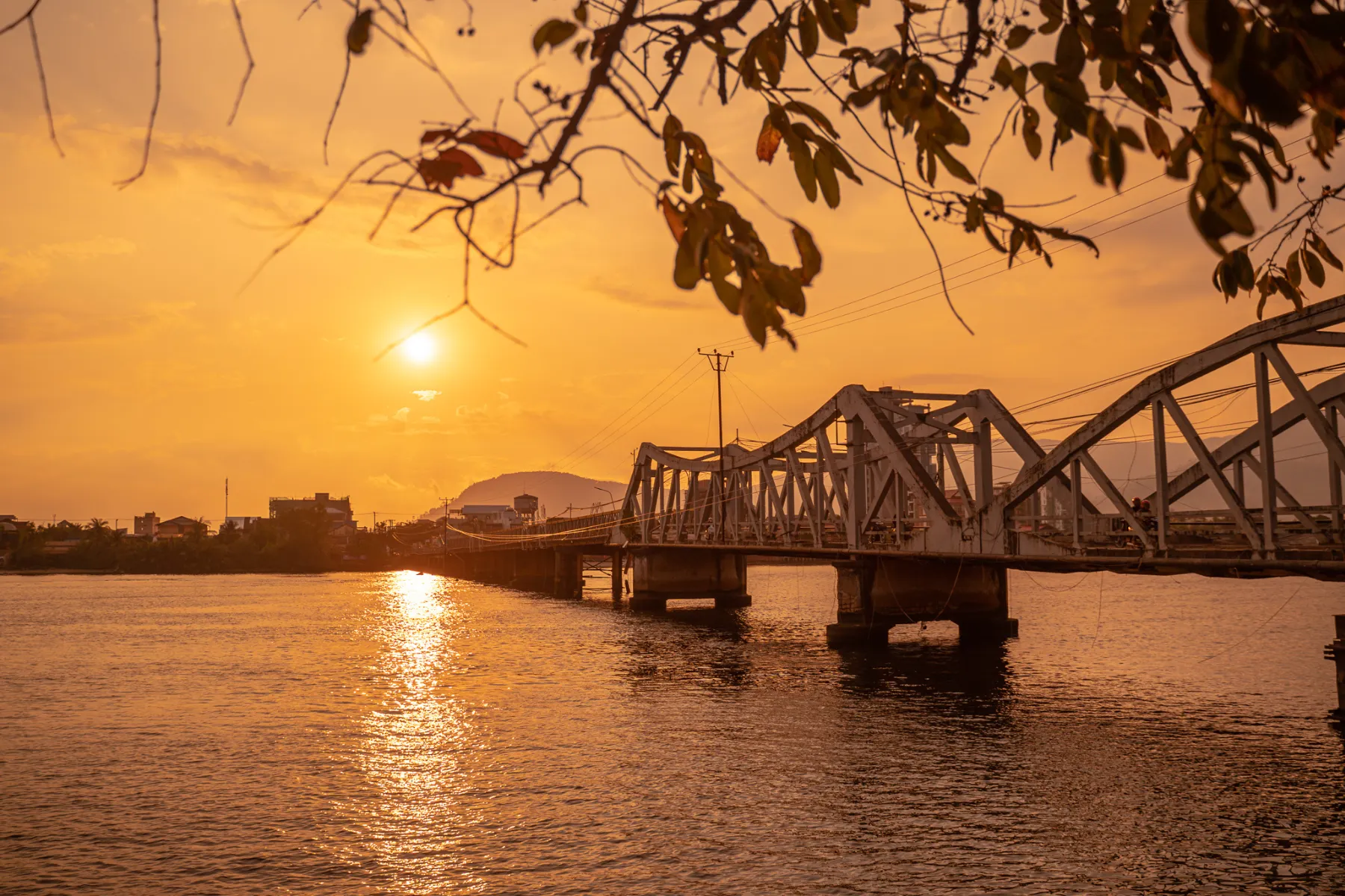 Pelarian Tepi Sungai Kampot: Matahari Terbenam, Kafe & Nuansa Slow Travel.