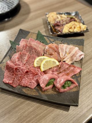 【โอซาก้า・ซาไกซูจิฮมมาจิ】ร้าน "YAKINIKUEN Ningou สาขาซาไกซูจิฮมมาจิ" ร้านเนื้อย่างระดับพรีเมียมที่กำลังเป็นกระแสไวรัลใน SNS พร้อมเมนูเด็ด "ลิ้นวัวหั่นหนายัดไส้ต้นหอม"