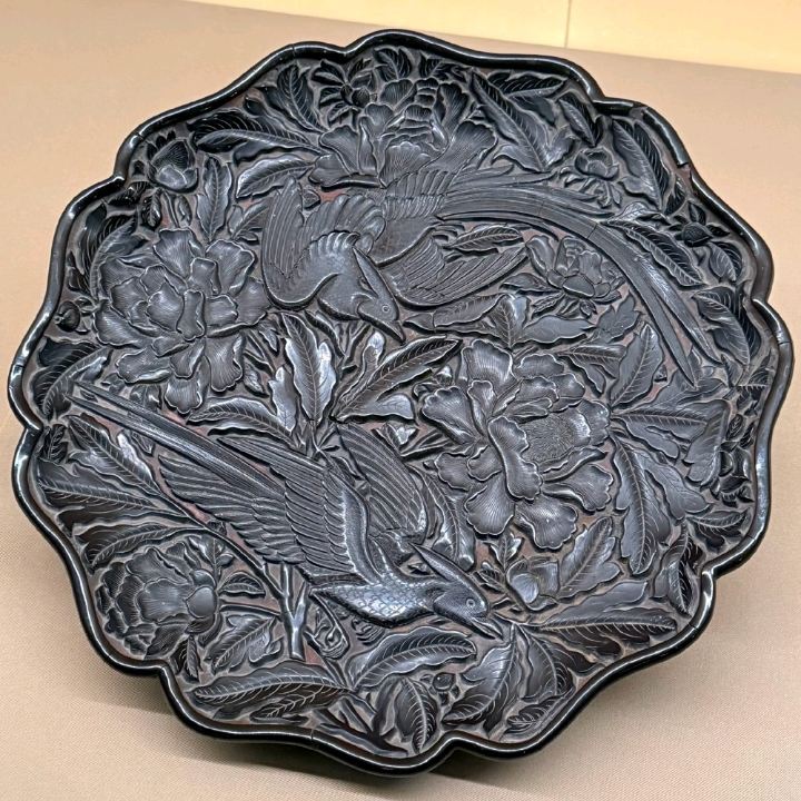 上海博物館 | 深紅と翠の華やぎ — 剔黒（黒彫漆）の芸術 | Trip.com 上海