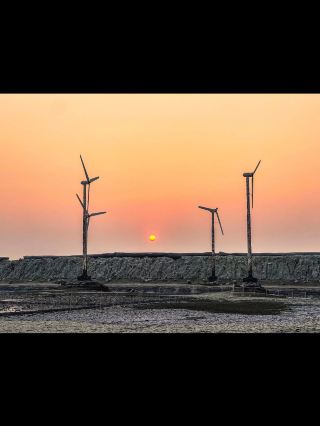 庫圖布迪亞島 — 科克斯巴札爾 🌊🏝️

庫圖布迪亞島是孟加拉國科克斯巴扎爾一處美麗而相對鮮為人知的海濱勝地。島嶼被孟加拉灣環繞,以其綿長的沙灘、漁村、鹽田、清爽的海風、開闊的景觀和寧靜的鄉村氛圍而聞名。

對於想要遠離主要旅遊區喧囂,體驗孟加拉海岸線寧靜一面的旅客來說,這裡是絕佳之選。

🌊 庫圖布迪亞海灘

庫圖布迪亞海灘是島上的主要景點,海岸線沿著孟加拉灣綿延展開。這裡相對來說遊客較少,遊客可以在寧靜的環境中聆聽海浪聲,並欣賞周圍的自然風光。

開闊的視野使得海灘在日出和日落時分格外美麗。

🌅 日出日落

庫圖布迪亞是自然攝影的絕佳地點。清晨,柔和的陽光灑在海面上;午後,夕陽西下,景色美不勝收。

碧藍的大海、綿延的沙灘、點點漁船和絢麗的天空交相輝映,構成了一幅令人嘆為觀止的海岸風光。

🧂 傳統鹽田

庫圖布迪亞最引人入勝的特色之一是其傳統的鹽業生產方式。

旱季期間,島上大片區域被用於鹽田種植。海水被收集在淺灘中,在陽光下蒸發,最終留下鹽晶。

遊客可以親眼目睹這種傳統的沿海生活方式,並深入了解當地社區的生活。

🗼 庫圖布迪亞燈塔

庫圖布迪亞還擁有歷史悠久的庫圖布迪亞燈塔,它是沿海地區重要的航海地標。

燈塔及其周圍的海岸線為這裡增添了歷史底蘊和攝影魅力。

🛶 漁業與當地生活

庫圖布迪亞擁有濃厚的漁業文化。當地漁民非常依賴海洋,遊客經常可以看到沿海的漁船。

漫步島上,可以一窺傳統的沿海生活,包括捕魚、鹽業種植和鄉村社區。

📸 活動推薦

遊客可以享受:

· 🌊 海灘漫步

· 🌅 欣賞日出日落

· 🧂 探索鹽田

· 🛶 觀賞漁船

· 📸 海岸攝影

· 🚶 探索當地村莊

· 🌴 享受寧靜的環境

· 🎥 拍攝旅遊視頻

🚗 如何到達

庫圖布迪亞位於科克斯巴扎爾區。遊客通常需要前往庫圖布迪亞海峽,然後搭乘當地船隻或其他交通工具過河。

由於水路和陸路交通狀況會隨天氣和季節變化,建議您在出發前查詢當地的交通安排。

🕐 最佳旅遊時間

旱季和涼爽的月份,大致為11月至隔年2月,通常較適合前往。

旱季也適合參觀傳統的鹽田生產過程,清晨和傍晚的海岸線景色特別迷人。

❤️ 為什麼選擇庫圖布迪亞?

庫圖布迪亞是尋求寧靜、自然風光、海岸風光和地道當地生活的旅客的理想之選。它與熙熙攘攘的科克斯巴扎爾旅遊區截然不同。

庫圖布迪亞擁有無垠的大海、靜謐的海灘、傳統的鹽田和淳樸的海岸生活,共同構成了一段令人難忘的孟加拉之旅。 🌊🏝️🧂🌅

#庫圖布迪亞 #庫圖布迪亞島 #庫圖布迪亞海灘 #科克斯巴扎爾 #孟加拉國旅遊 #遊覽孟加拉國 #探索孟加拉國 #孟加拉國旅遊 #孟加拉國旅行 #海灘愛好者 #自然愛好者 #孟加拉國海岸 #旅行攝影 #日落愛好者 #美麗的孟加拉國