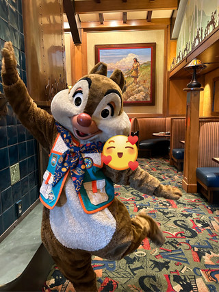 Enjoy a Meal with Characters at Storytellers Cafe in Anaheim! 🍴