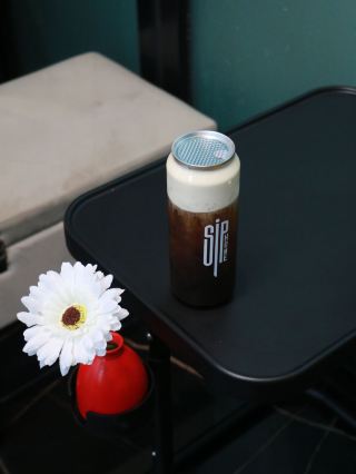 Sip Home ☕️🏡 A cozy little home cafe in Rayong.

This compact cafe has a friendly atmosphere. It's a home cafe located next to a house, with an interior decorated in a black tone contrasting with wooden furniture. There are comfortable sofa seating areas, while the outside features a small garden perfect for relaxing. 🌿

They offer coffee, matcha, tea, and soda at affordable prices. A unique touch is that the drinks are served in convenient cans, making them easy to take home and spill-proof.

Recommended Menu Items:

📍 Black Cloud: An Americano topped with Salted Cream Foam. Smooth, refreshing, and delicious.

📍 Matcha Strawberry Made with the shop's own homemade strawberries 🍓

📍 You also have to try the Matcha Coconut, it's delicious and easy to drink.

📍 Sip Home | Sak Sai Tharn Panorama Village
🕘 09.00–16.00 hrs. | Closed every Sunday

#SipHome #siphomerayong #visited #visitedandshared #rayongcafe #homecaferayong #secretcafe #coffeeshop #CafeRayong #RayongCafe #CafeHopping