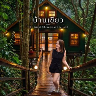 ก่อนมาเห็นห้องนี้ ไม่คิดเลยว่าจะมีที่พักที่ให้ฟีลเหมือนได้ไปนอนอยู่บน #บ้านนกกลางต้นไม้ แบบนี้ และยังมี #คาเฟ่บ้านต้นไม้ อยู่ใกล้ๆกันด้วยนะ
ที่นี่คือ #บ้านเขียว บ้านพักหลังใหม่ล่าสุดของ 𝐓𝐡𝐞 𝐆𝐢𝐚𝐧𝐭 𝐂𝐡𝐢𝐚𝐧𝐠 𝐌𝐚𝐢 เป็นบ้านทรงสามเหลี่ยมดีไซน์โดดเด่น ตั้งอยู่ท่ามกลางต้นไม้ใหญ่ ให้ความรู้สึกเหมือนได้หลบมาพักผ่อนอยู่บนบ้านต้นไม้กลางธรรมชาติ แล้วบ้านหลังนี้สามารถเข้าพักได้ถึง 4 คนเลยนะ
เปิดประตูเข้ามาจะเจอกับตัวบ้านที่มาพร้อมกับมุมโซฟานั่งเล่น มีห้องนอนใหญ่ มาพร้อมกระจกบานใหญ่ที่มองเห็นวิวสีเขียวของธรรมชาติริมที่นอน
แล้วมีอีก 1 ห้องพักเป็นห้องใต้หลังคา ต้องปีนบันไดขึ้นไป แต่ถึงจะเป็นห้องใต้หลังคา ด้านบนก็กว้าง มีพื้นที่ เหมาะสำหรับครอบครัวหรือแก๊งเพื่อนที่มาพักด้วยกัน
ภายในบ้านยังมีมุมนั่งเล่น ให้นั่งชิล จิบกาแฟ พร้อมระเบียงชมวิวธรรมชาติและสายหมอกบนยอดเขา มีโต๊ะทานอาหารให้ด้วย
ห้องน้ำกว้าง มีอ่างแช่น้ำริมกระจก แช่น้ำไปพร้อมกับมองวิวต้นไม้ด้านนอก ได้ฟีลผ่อนคลายดีเลย
และสำหรับอาหารไม่ต้องกังวล เพราะที่นี่อยู่ที่เดียวกับ The Giant คาเฟ่บ้านต้นไม้ ร้านดังของเชียงใหม่ มานั่งทานอาหาร ที่นี่ได้เลย
ถ้าใครอยากจะมาสัมผัสบ้านพัก ที่ได้บรรยากาศความเป็นส่วนตัวแล้วอยู่ใกล้ชิดธรรมชาติ และมีดีไซน์ไม่เหมือนใคร วรรณว่า #บ้านเขียว ที่ 𝐓𝐡𝐞 𝐆𝐢𝐚𝐧𝐭 𝐂𝐡𝐢𝐚𝐧𝐠 𝐌𝐚𝐢 เป็นอีกหนึ่งห้องพักที่น่ามาลองสัมผัสสักครั้งค่ะ
The Giant Chiangmai Thailand
#TheGiantChiangMai #บ้านต้นไม้เชียงใหม่ #ที่พักเชียงใหม่ #ที่เที่ยวเชียงใหม่ #คาเฟ่เชียงใหม่ #tripzeed