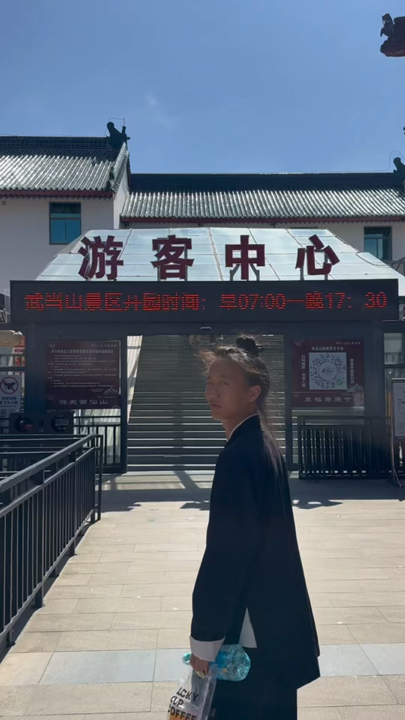 Я прожила  на горе Удан месяц. Почему Wudang Mountain стоит двух дней вашего путешествия по Китаю
Я прожила в горах Удан целый месяц — и это одно из немногих мест в Китае, ради которого я бы специально изменила маршрут путешествия.

Удан — исторический центр даосской культуры и родина знаменитой традиции уданских боевых искусств. Древний архитектурный комплекс Wudang Mountains входит в список Всемирного наследия UNESCO.

А дальше начинается тот Китай, ради которого сюда действительно хочется приехать: горы в облаках, старые каменные лестницы, храмы среди леса и ощущение, что современный мир остался где-то далеко внизу.

И вот что я особенно советую: не приезжайте в Удан на несколько часов. Здесь можно жить прямо в горах.

Внутри огромного горного комплекса есть отели и небольшие гостиницы. Некоторые можно забронировать заранее, другие — найти уже на месте. О нескольких отелях внутри Wudang Mountain я отдельно рассказала в других публикациях здесь, в Trip.com.

Входной билет позволяет посещать комплекс в течение двух дней — актуальные условия лучше уточнить в кассе при покупке. Поэтому мой вариант — приехать минимум на два дня и остаться хотя бы на одну ночь прямо в горах.

Если вас интересуют китайские боевые искусства, здесь становится ещё интереснее: в Удане работают школы ушу и тайцзицюань. Именно возможность пожить внутри этой среды когда-то стала одной из причин, почему я приехала сюда не на два дня, а на целый месяц.

Как добраться

Если прилетаете в Shiyan Wudangshan Airport, для такси или DiDi покажите водителю:

武当山风景区游客中心
Wudang Mountain Scenic Area Visitor Center

Это туристический центр у главного входа в горный комплекс.

Я много путешествовала по Китаю, но именно Удан дал мне то самое ощущение Китая, которое я представляла ещё до того, как впервые сюда приехала.

Дайте Удану хотя бы два дня. Возможно, ради одного этого места стоит приехать в Хубэй.

#China #Hubei #WudangMountain