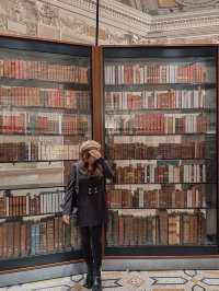 【美しすぎる図書館】まるで美術館のように輝く巨大ライブラリー