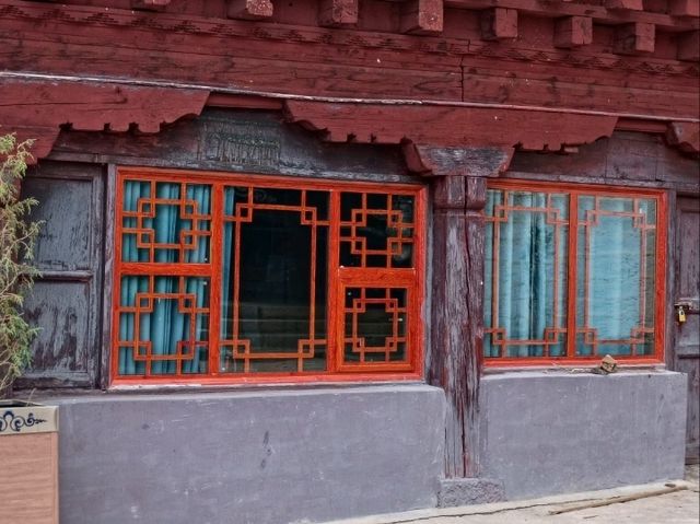 Super beautiful and impressive temple - totally worth a visit!