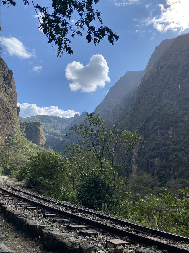 Exploring Machu Picchu on a Budget: Cusco to Aguas Calientes Adventure 🚶‍♂️🌄