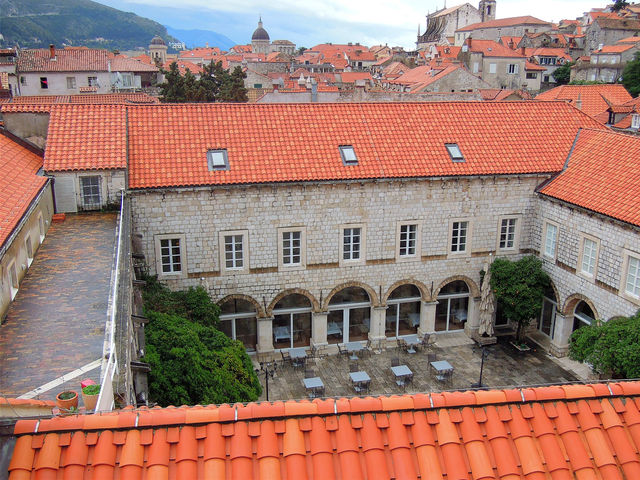 Dubrovnik : a beautiful medieval town 