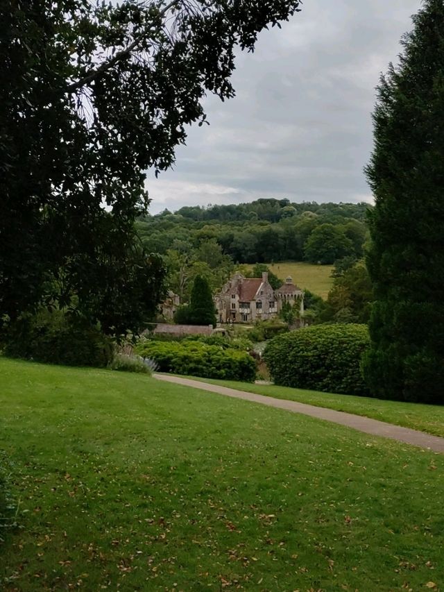 Autumn Enchantment: Scotney Castle's Fall Splendor!