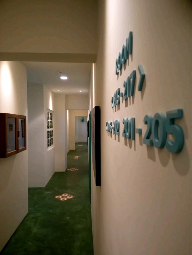 “Peranakan Charm: Insta-Worthy Boutique with Warm Service”