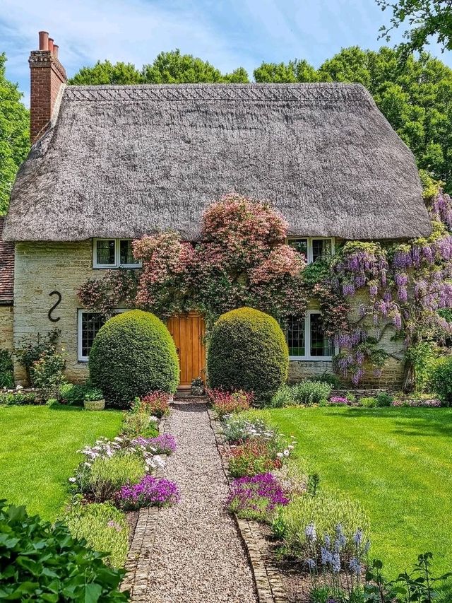 🏡 Cotswold Cottage: A Timeless Escape into English Country Charm 🌸