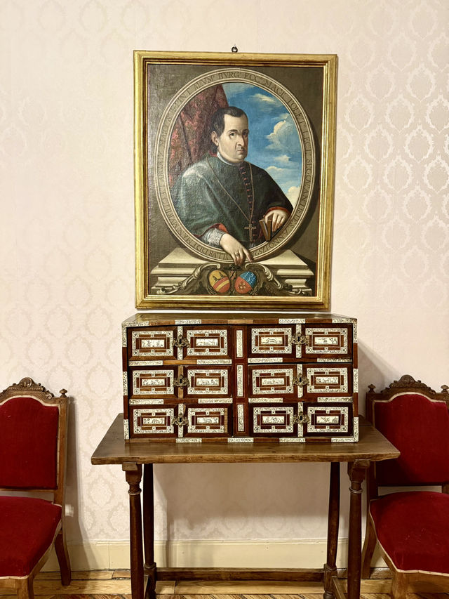 Intimate and Atmospheric Intimate and Atmospheric