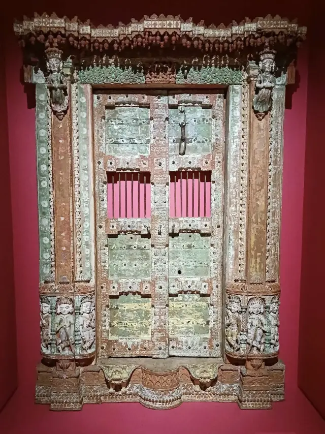 Seasonal Highlights and Exhibits  🍂🎨✨